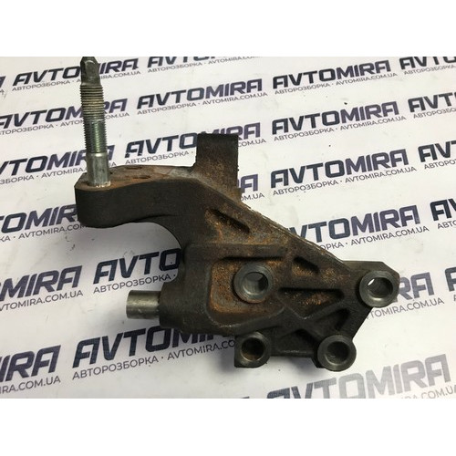 Кронштейн двигуна правий Toyota Avensis T25 2.2 D-4D 2003-2008 1231526020
